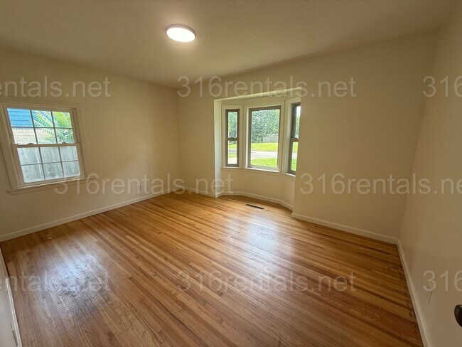 Building Photo - $1400 - 3 bedroom / 1 bathroom - Single Fa...