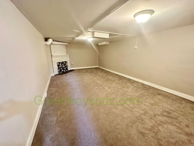 Building Photo - Huge 4 Bedroom 2 Bath House across from Rose City Golf Course