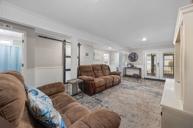 Building Photo - SNOWBIRD RENTAL- 4 blocks 2 Sea & Fire Pit