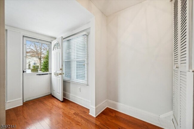 Building Photo - 16 Cross St