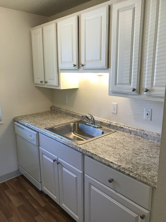 Building Photo - St. Johns 1 bedroom 1 bath in park-like setting.