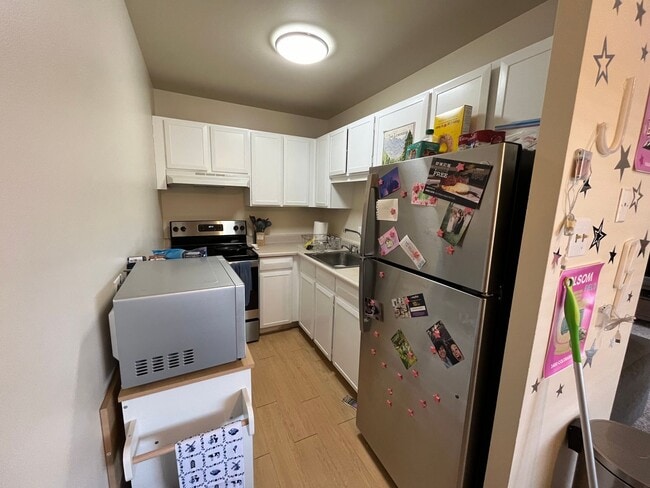 Building Photo - Large 1 BR Condo Available 08/15/2026! Great Location!