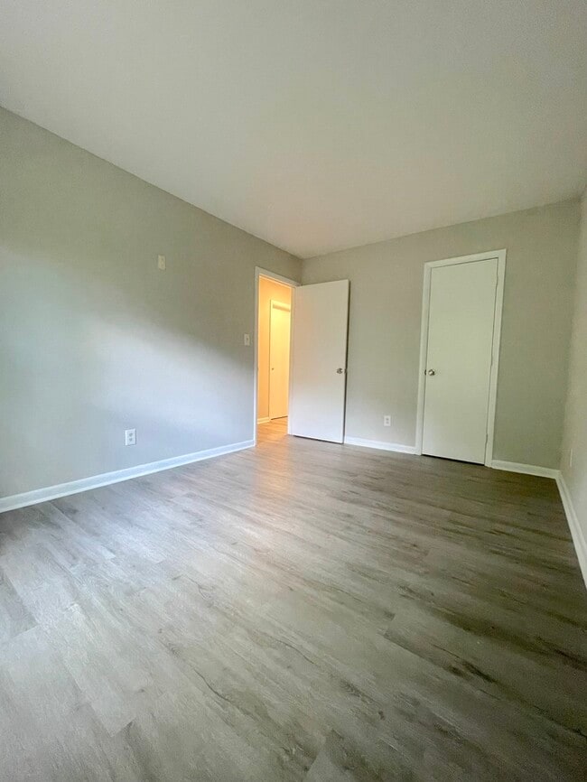Building Photo - UPDATED 2BED/1BATH TOWNHOME IN TOWN CENTER...