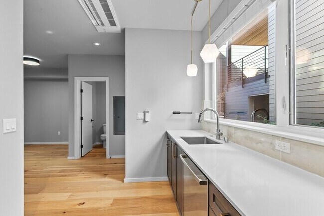 Building Photo - Stunning Othello Park Designer Townhome with Air Conditioning