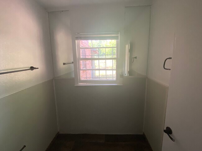 Building Photo - 2107 Spring St