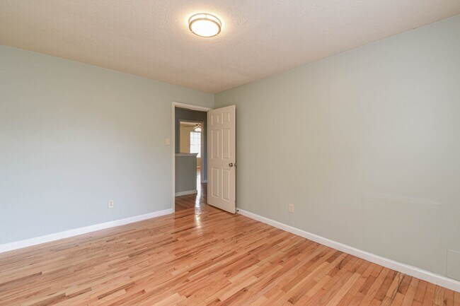 Building Photo - 16818 Parliament St