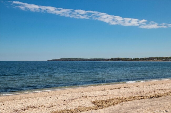 Building Photo - 4 Shorewood Dr