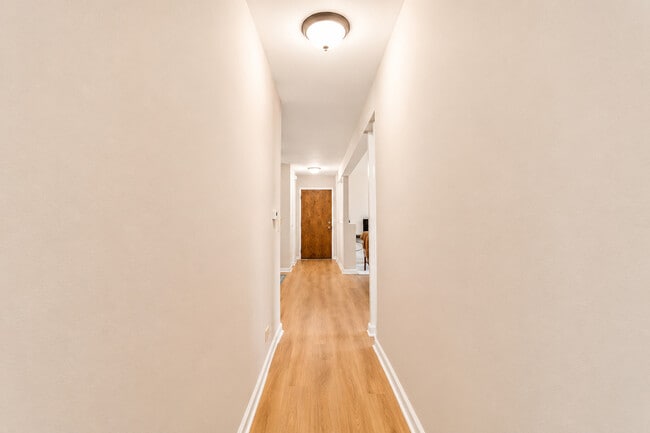 Building Photo - 530 Shorely Dr