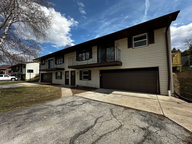 Building Photo - 2746 Nicolet Dr