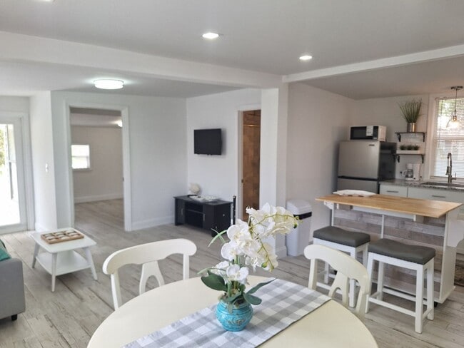 Building Photo - 1BR 1BA - NSB