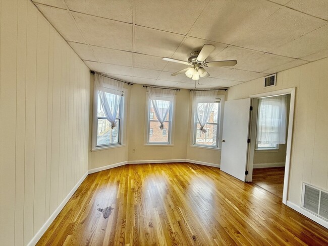 Building Photo - 724 Cambridge St