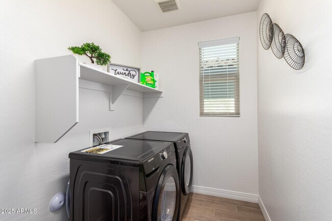 Building Photo - 5747 S Labelle