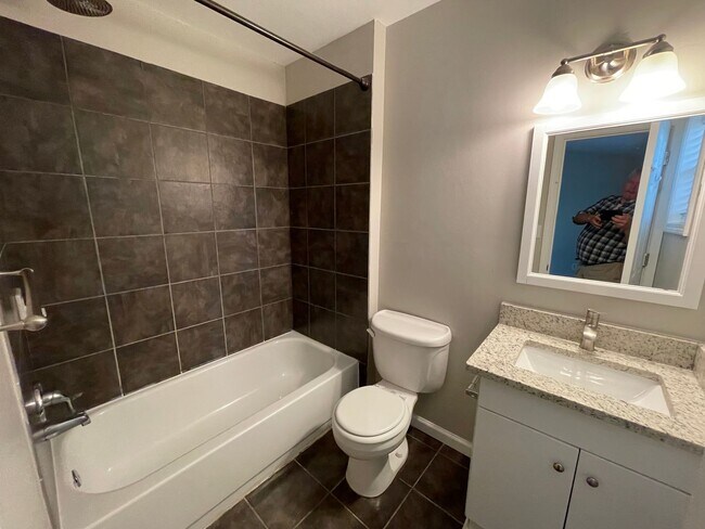 Building Photo - Remodeled Updated Townhome in Great Kennesaw Location! Near Kennesaw State University, Interstate...