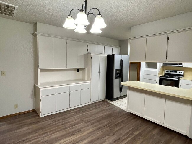 Building Photo - Beautiful 3 bed 2 bath home in a great location!!