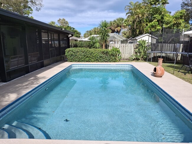 Building Photo - 385 Toledo St