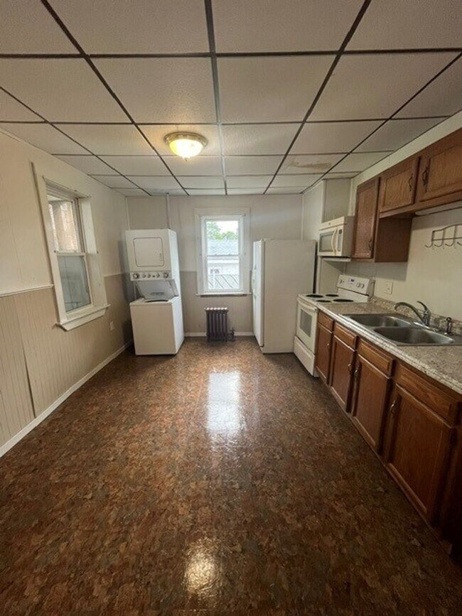Building Photo - 3 bedroom 1 bathroom
