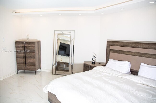 Building Photo - 16445 Collins Ave