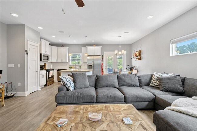 Building Photo - Stunning Tuscany Village Townhouse!