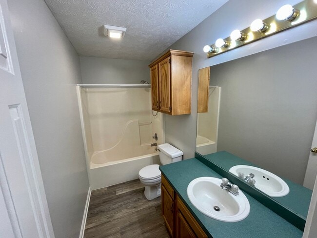 Building Photo - 3 bed 2 bath garden home in Brandon 047