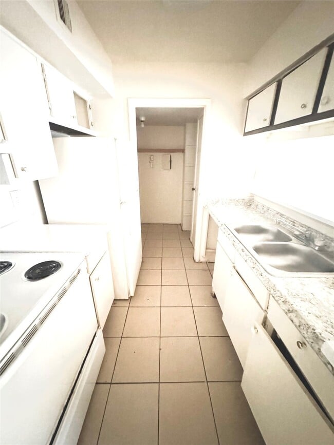 Building Photo - 717 Richcrest Dr