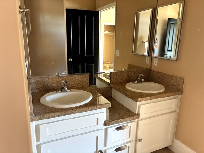 Building Photo - Coastal Living Awaits