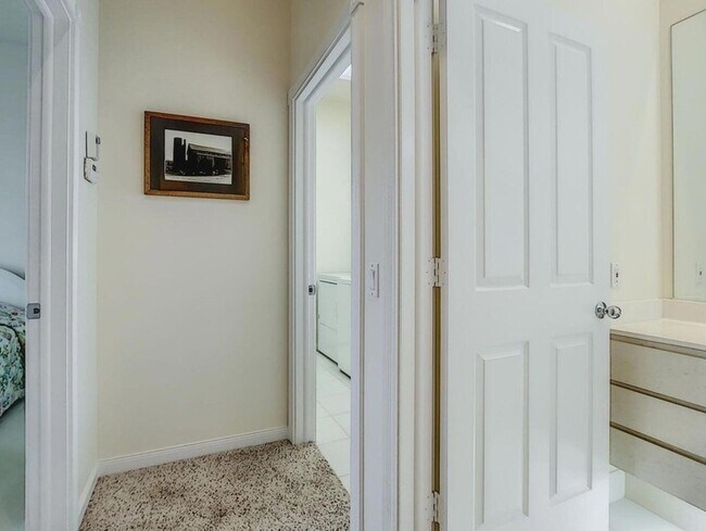 Building Photo - 8533 SE Palm Hammock Ln