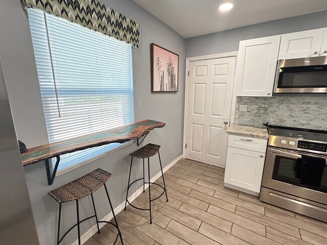 Building Photo - Beautifully Updated Furnished 2 Bed 1 Bath with Fenced Yard!