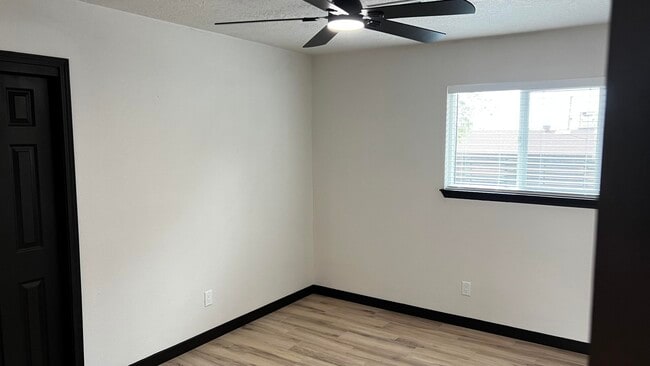 Building Photo - 905 La Charles Dr NE