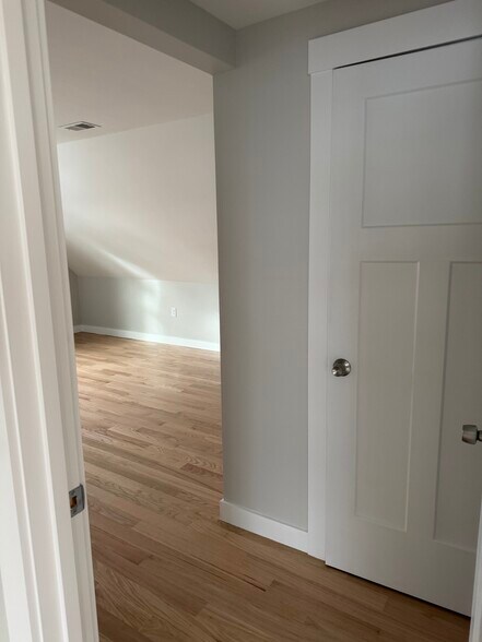 Building Photo - 18 S Main St