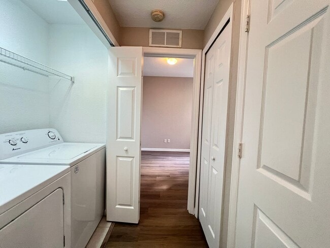 Building Photo - Great townhouse -  available now!