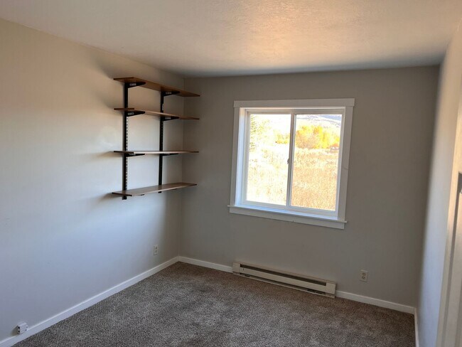 Building Photo - Mock