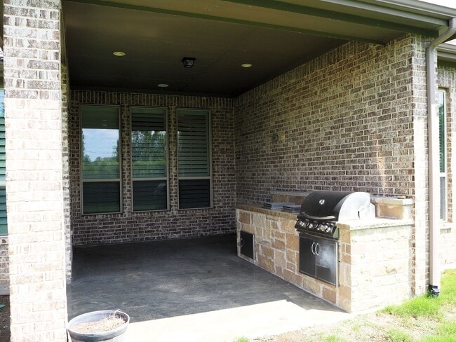 Building Photo - 909 Fenceline Dr