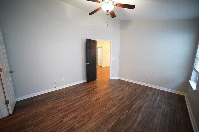 Building Photo - 3 bd / 2 ba Beauty w/2 car garage off of Apalachee Parkway