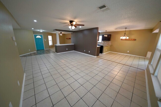 Building Photo - Updated Single Story in Schertz! Realtor Commission: $500