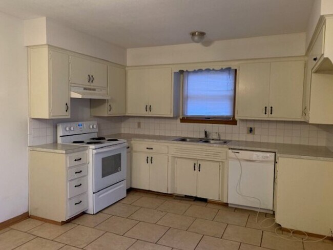 Building Photo - Great Location - 3 bedroom home available!
