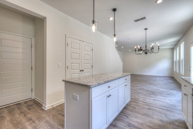 Building Photo - 523 Montrose Dr