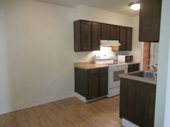 Building Photo - Adorable main floor 1 bed unit
