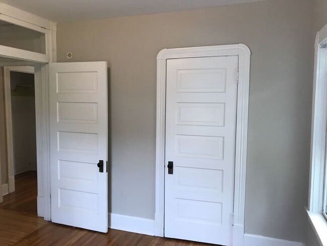 Building Photo - DO NOT MISS! Four-Bedroom Single Family Ho...
