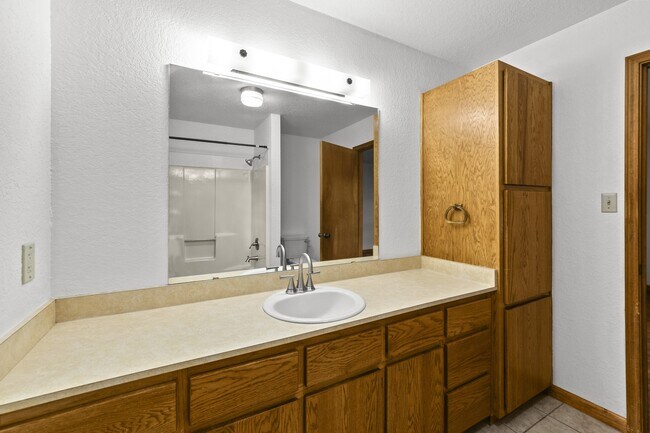 Building Photo - 103 E Miller Ct