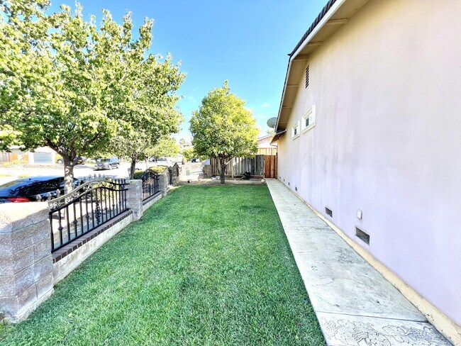 Building Photo - Large Evergreen Home with Solar & Community Pool