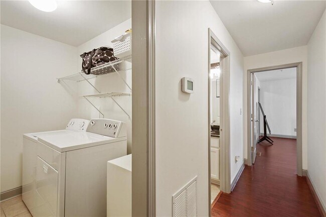 Building Photo - 1002 Madison Ln S E