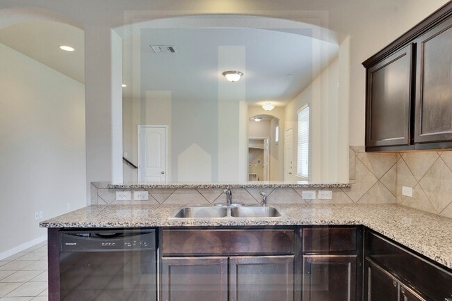 Building Photo - 2880 Donnell Dr