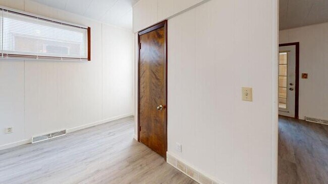 Building Photo - 704 N 6th St