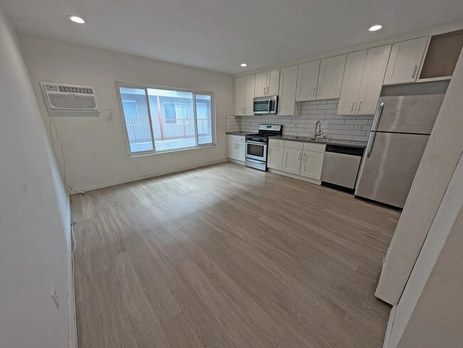 Building Photo - 6142 Eleanor Ave