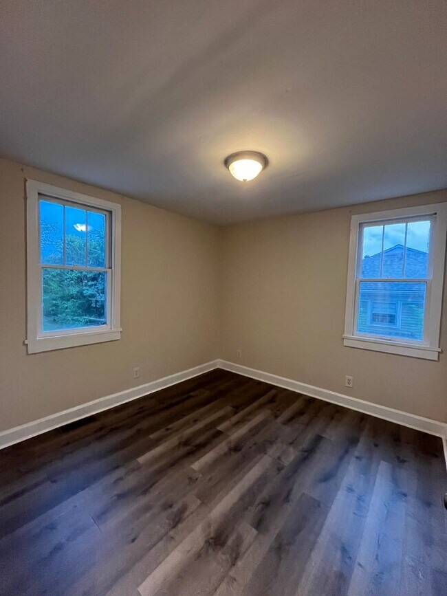 Building Photo - Cozy Cottage in West Nashville, Walk to Charlotte Park, Easy Interstate Access, Fenced Yard, Pet ...