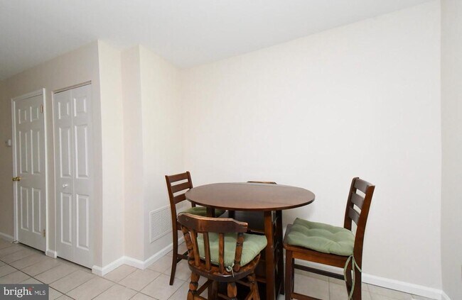 Building Photo - 2489 Hillendale Dr