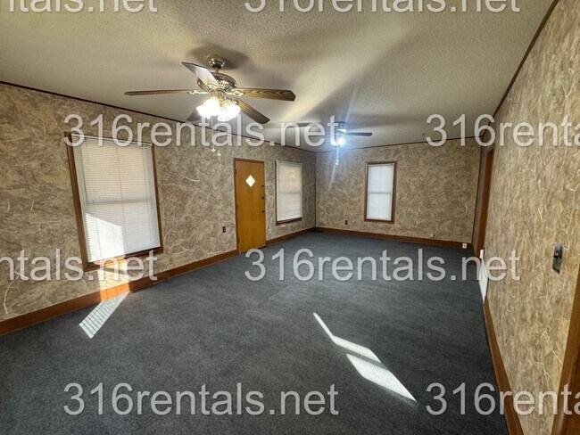 Building Photo - $825 - 2 bed 1 bath - Single Family Home