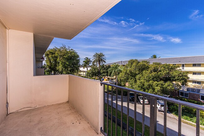 Building Photo - 1000 Spanish River Rd