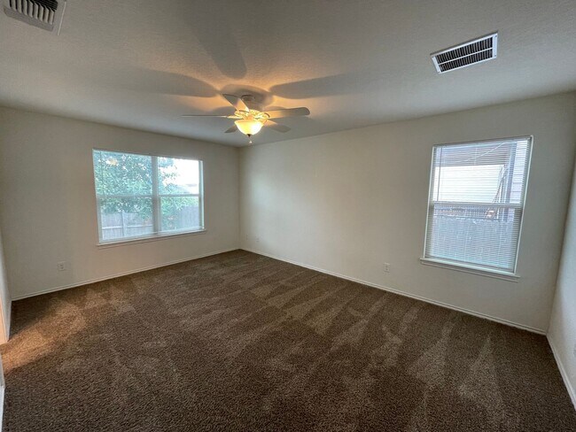 Building Photo - Beautiful 3 bedroom/2 bath in Legend Point!