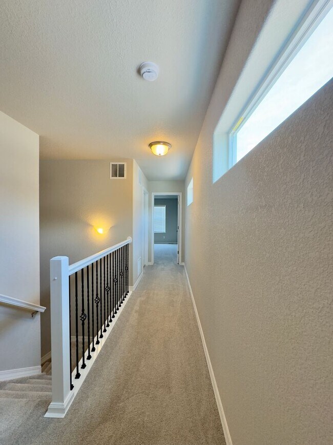 Building Photo - 3 Bedroom 2.5 bath 2 car garage with centr...